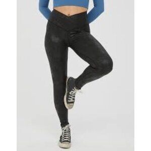 OFFLINE By Aerie Legging Hugger Crackle Crossover Black Size Small Athletic